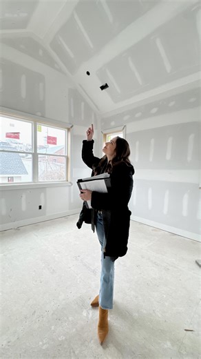 AMBER | New Build Designer on Instagram: "Vaulting a bedroom ceiling can dramatically enhance the space, creating a more open, airy, and luxurious atmosphere. Here’s how: 1. Increased Sense of Space • Vaulted ceilings add height, making the room feel larger and more expansive. This openness can create a sense of grandeur typically associated with upscale homes. 2. Natural Light • Vaulted ceilings often allow for larger or additional windows, which flood the room with natural light. The interplay