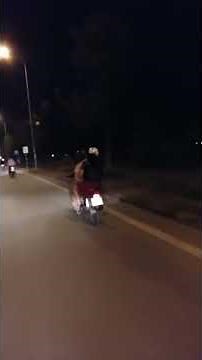 Móc lốp bạn gái giữa đường