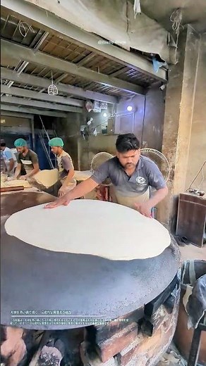 大餅を熱い鍋で焼く：伝統的な調理法の魅力