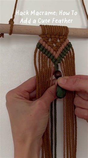 Hack Macrame: How To Add A Cute Feather | Macramé : Ajouter une jolie plume ✨ #macrame #handmade