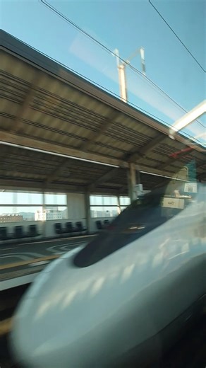 新山口駅で700系こだま号を追い越す山陽新幹線のぞみ号