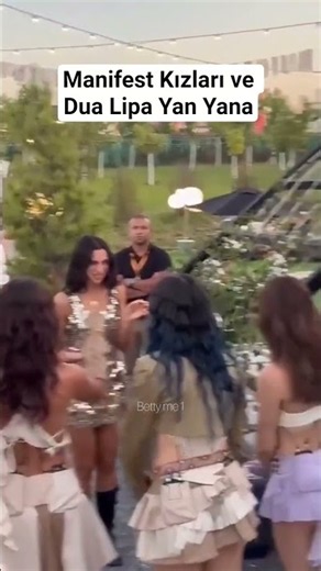 Manifest Kızları ve Dua Lipa Yan Yana
