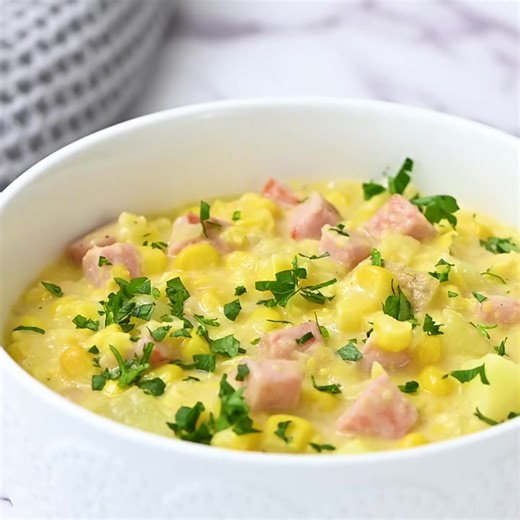 Quick and easy hearty corn chowder! Loaded with bacon, ham and potatoes. Plus it comes together in 30 minutes on the stovetop. Instructions included on how to make this in the slow cooker or instant pot. Great easy dinner idea for the family. Recipe HERE -> https://houseofyumm.com/corn-chowder/ | House of Yumm