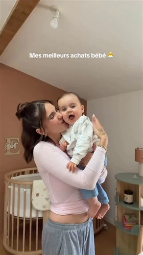 Notre iconique chaise évolutive Tripp Trapp dans les indispensables après grossesse ? 🤍 📹 @charlotte.vidl #Stokke #TrippTrapp #chairforlife #chaisehaute #DesignPeterOpsvik | Stokke