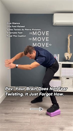 Dive-Stance Twist - Posterior Oblique Sling Meets Pelvic Rotation Leave the neurology aside - this simply feels epic. One foot on a block creates a six-dimensional pelvis (3 planes per side). Hands together like a dive start, arms long. Now twist the torso by softly bending one knee and straightening the other. Switch sides and feel how the raised foot changes the whole chain. This is rotation from the base up. 1️⃣ What’s Working As you rotate left, the left latissimus dorsi lengthens while the 
