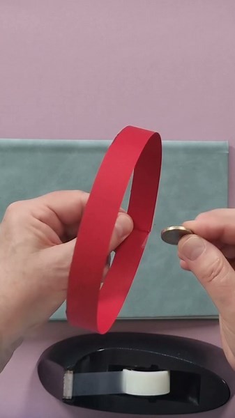 DEVINE COMMENT RÉSOUDRE CETTE CURIOSITÉ AVEC UN ANNEAU DE PAPIER 😲💡 la solution #ExpérienceMaison