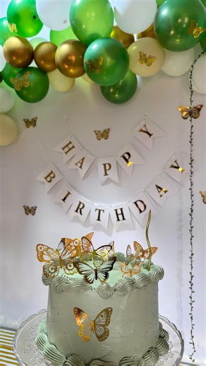 ‎Esraa Gamal | إسراء جمال‎ on Instagram‎: "اول مره اعمل تورته ويمكن طلعت تحححفه علشان عملاها بكل الحب الا فالدنيا💚🫶🏻🎉 اللهم باركلي فيها واحفظها بحفظك 🧸🎀 #تورته_للمبتدئين #كيك_للعيدميلاد #تورتة"‎