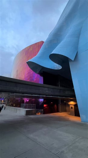 It’s #WonderingWednesday! What’s your favorite time of day to ride the monorail? 🚝💙 | Seattle Center Monorail