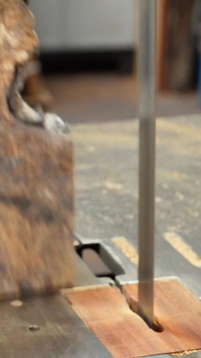 We show the process of preparing this incredible wood: Amboyna burl. Highly sought after for its beauty and figure, used in electric guitar drop tops and knife making. ---- Mostramos el proceso preparando esta increíble madera: Amboyna burl. Muy buscada por su belleza y figura para tops de guitarra eléctrica tipo drop-top y cuchillería. | Maderas Barber