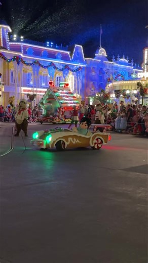 Vanellope drives in her gingerbread car during Mickey’s Once Upon a Christmastime Parade at Mickey’s Very Merry Christmas Party! She stopped for photos, posing and waving to guests last night. We were in Town Square for the first parade. #mickeysonceuponachristmastimeparade #disneyparade #vanellopevonschweetz #vanellope #mickeysverymerrychristmasparty #wdwchristmas #waltdisneyworld #wdw #disneychristmas #disneyworld #wdwholidays #mvmcp #verymerrychristmasparty #magickingdom | Mousesteps