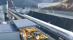 Did you know that you could visit the Yamanashi Prefectural Maglev Exhibition Center and see test runs of the fastest train technology in the world? 🚅💨 This is the only facility in Japan where you can get an up-close look at a Maglev train clocking speeds of 500 km/h! You can even head out to the Outdoor Observation Terrace on the second floor to physically feel the wind pressure generated by the train as it zooms past. Inside the facility, there is plenty of cutting-edge transport technology 