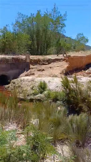 Middag mense dis Nuwe berg -3 jaar nou met die probleem joh daar gebeur net niks n mens wonder soms wat het ons bruin folk gedoen om die klas behandeling te verdien ek glo vas as dit n ander RAS WAS SOU DIT LANKAL AANDAG GEKRY DIS NIE N RASISTIESE AAN MERKING NIE. .. N MENS WONDER NET WIE IN BEHEER IS VIR DAI BRUG | Enrico Hartebees