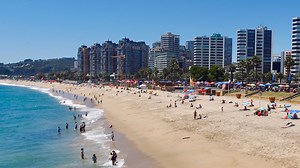 Alcaldes de comunas balnearios se dividen ante masiva llegada de visitantes en medio de alza de contagios de covid-19