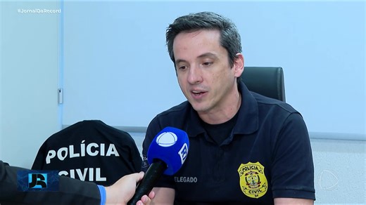 A polícia do Distrito Federal descobriu que o técnico de enfermagem, suspeito de matar três pacientes na UTI de um hospital, aplicou desinfetante na veia de uma segunda vítima. Ao analisar as imagens das câmeras de segurança, os investigadores descobriram que Marcos Vinícius Silva aplicou três injeções, em 13 minutos, em João Clemente Pereira, de 63 anos. #JornalDaRecord #JR24H | Jornal da Record