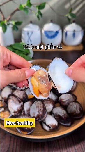 Steamed razor clams in a hot Thai-style sauce with a rich, tangy and spicy flavor.