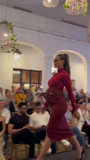 Runway Pregnant 🤰🏻👠 #pregnant #pregnantlife #runwaywalk #runway #runwaymodel #walkingtherunwaypregnant #pregnantrunway #36weekspregnant🤰 #model #topmodel #modellife