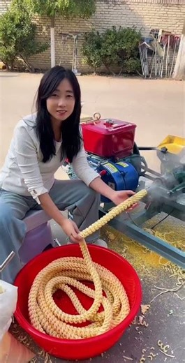 The technique of making popcorn using a machine is amazing.