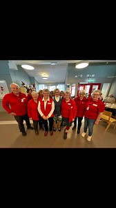 🎄LANDMO JULETREFESTEN FOR 52.GANG🎄 13 Røde Kors’ere møtte mann og kvinnesterke opp for å glede beboere med juletrefest 🎄 I år hadde de med pianist Eva - og jammen ble det i hurten og styrten etablert et Røde Kors Kor for anledningen! Sporty stilte alle opp for å kore pianisten - og koselig å se og høre at mange sang med. Det ble servert kaffe og «de siste « julekakene ble spist - og Røde Kors’ere var så flinke til å spre seg utover Hallen - føre den gode samtale og sitte sammen med beboere - 