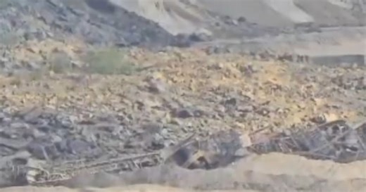 Alertă la o mină din Gorj. Două excavatoare au fost înghițite de un mal de pământ