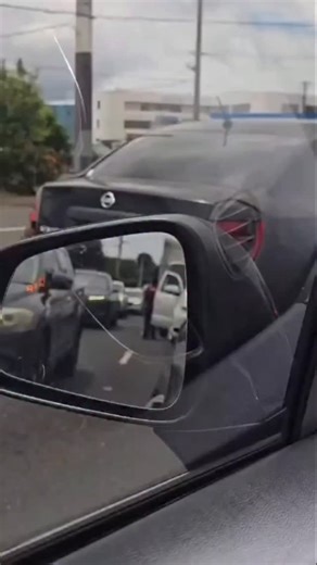 O Departamento de Polícia de Guam (Guam Police Department) forneceu as seguintes informações sobre este vídeo amplamente divulgado: O Departamento de Polícia de Guam investigou uma agressão ocorrida em 30 de setembro, às 13h16, envolvendo um homem e uma mulher no cruzamento das rodovias RTE 10A e RTE 1, em Tamuning. Informações preliminares: No dia 30 de setembro, às 13h16, uma mulher relatou ter sido agredida no cruzamento da Route 10A com a Route 1, em Tamuning. Ela afirmou que um homem que tr