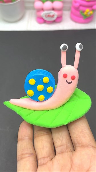 Diy clay snail 🐌craft for kids #diy #snail #kidsvideo #clay #craft #shortsfeed #viralvideo #cartoon