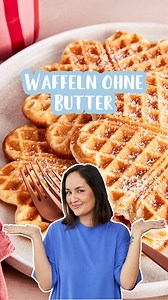 Waffeln ohne Butter📌 Rezept zum Speichern Waffeln ohne Butter backen ist mit unserem Grundrezept so einfach. Aus diesem Waffelteig mit Öl statt Butter zauberst du fluffige Waffeln, die wie von Oma schmecken. Toppe die süßen Waffeln ganz nach deinem Geschmack! 😋❤️ FÜR DEN TEIG 2 Eier (Größe M) 1 Prise Salz 50g Zucker 1 Pck. Vanillezucker 125ml neutrales Öl (z.B. Rapsöl) 200g Weizenmehl (Type 405) 1 TL Backpulver 200ml Milch AUSSERDEM Etwas Fett zum Ausbacken ZUBEREITUNG 1. Schritt Für den Teig