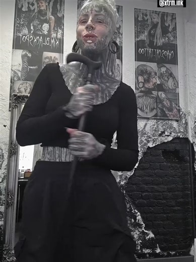 Morgens alleine im Studio erstmal bisschen raven ♡ @xtrm.ink #tattooArtist #tattoostudio #chaoscat #xtrmink #raven