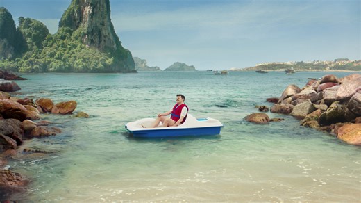 CAA-Québec vous aide à vous détendre, en vous faisant voyager. Mais CAA vous aide aussi à vous détendre, en vous assurant. | CAA-Québec