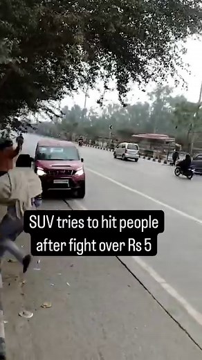 An SUV allegedly tried to run over a group of people in Delhi over a dispute for Rs 5. A case of criminal assault and rash driving was filed against the accused and the police said they were searching for the SUV. Story by: Himanshu Mishra/IndiaToday #CaughtOnCam #ShockingIncident #RashDriving | India Today
