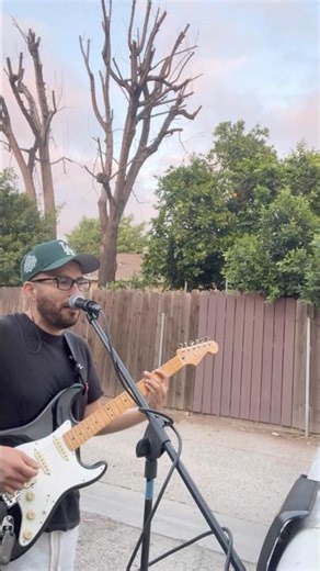 Trying To Learn How To Sing and Play Master Of Puppets (Alternate Picking, Sorry lol)