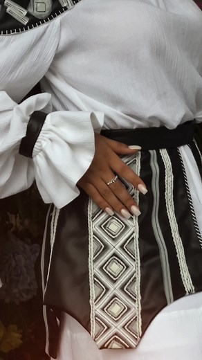 Aceste costume stilizate aduc un farmec mai special tradițiilor și ne inspiră să dansăm cu și mai multă pasiune ✨ #everestartists #etno #folklore #wedding #dansatori #duda