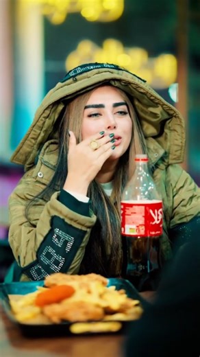 ‎Hadi Darvishi | هادی دَرویشی‎ on Instagram: "日本利用压电瓷砖将脚步转化为电能。这些瓷砖捕捉来自你脚步的动能。当你行走时，你的重量和动作用会对瓷砖产生压力。瓷砖会轻微弯曲，从而产生机械应力。瓷砖内部的压电材料将这种应力转化为电能。每一步都会产生少量电荷，而数百万步结合在一起就能产生足够的电力来驱动LED灯、显示屏和传感器。在像涩谷车站这样繁忙的地方，每天大约有240万个脚步为这一系统作出贡献。这些电能可以被储存或立即使用，从而减少对传统电力来源的依赖，并支持可持续的城市基础设施。这种方法将日常运动转化为实用的可再生能源。 #日本 #知识 #事实 #你知道吗 #推荐 科技 创新 历史 技术 实验 热门"