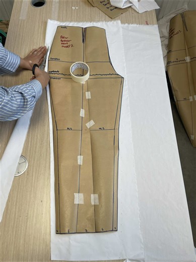 Ici, l’apprentissage de la couture ne se limite pas aux accessoires. Même en partant de zéro, l’approche est centrée sur la création de vêtements, la compréhension de leur construction et la conception de patrons sur mesure, sans dépendre de modèles du commerce. L’objectif : développer une véritable autonomie créative et une base solide en couture et modélisme. 🔗Pour découvrir les formations et accompagnements proposés, cliquez sur le lien en bio . . . . . . . #couturetiktok #couturedebutants #