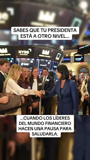 🌎 CUANDO LOS LÍDERES DEL MUNDO FINANCIERO HACEN UNA PAUSA PARA SALUDARLA 🔔 Durante su visita a la Bolsa de Valores de Nueva York, la presidenta Keiko Fujimori compartió con representantes del sector financiero en una jornada enfocada en promover al Perú ante inversionistas internacionales. 🇵🇪📈 #KeikoFujimori #WallStreet #NYSE #Perú