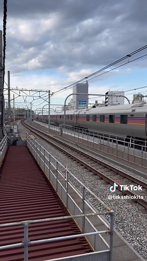 東北本線赤羽駅を通過する、寝台特急カシオペア。10月7日は、EF81 139号機が牽引。カメラを構えた人たちが、ホームに30人くらいいました。 #鉄道 #寝台特急 #寝台列車 #カシオペア #カシオペア紀行 #JR東日本 #東北本線 #赤羽駅 #赤羽 #東京 #日本 #train #sleepertrain #cassiopeia #jreast #tohokuline #akabanestation #akabane #tokyo #japan #japanrail #japanrailway #railway #railroad
