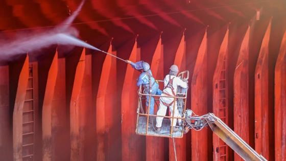 How crews clean massive ship holds at sea