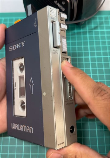Repairing a Vintage Walkman TPS-L2