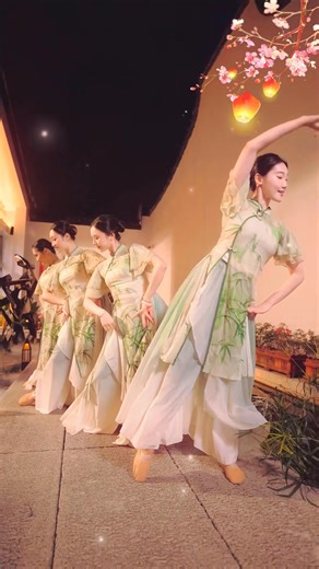 🤩 👨‍👩‍👧‍👦 🌕 Happy Mid-Autumn Festival! ❤ 💃 The Mid-Autumn Festival, a night of reunion. Let's gather under the "heart-shaped tree" at Fuzhou’s popular attraction to enjoy the graceful "Moonlit Dance of Shadows" performed by talented dancers... 🥮 We also welcome everyone to share your mooncakes and delicious dishes. #MidAutumnFestival #Dance #Mooncakes #FamilyRecipe #Fuzhou #RefreshingFujian China Fuzhou Refreshing Fujian 清新福建 Amazing China Beautiful places in China China-- Culture&Trendi