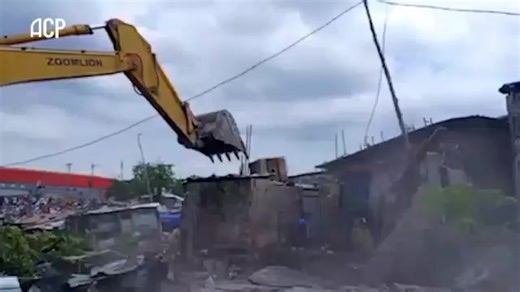 #RDC : les constructions anarchiques érigées dans le bidonville de #Pakadjuma, sur le site de l'Office national des transports (#Onatra) dans la commune de #Limete, au centre de #Kinshasa, capitale de la République démocratique du Congo, ont été détruites lundi pour permettre à cette entreprise de récupérer son terrain spolié et relancer le trafic ferroviaire