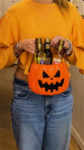 🎃 Knock, knock… who’s there? 👻 This Halloween, the real treat isn’t candy… it’s La Española! Garlic, chili, and truffle olive oils to give your dishes a spooktacular twist 🫒✨ Trick or taste? You choose! 🕸️ | La Española