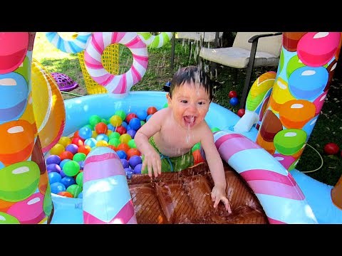 JUGANDO en la ALBERCA Niños y Bebe en la Piscina, Pileta con Tobogán Inflable