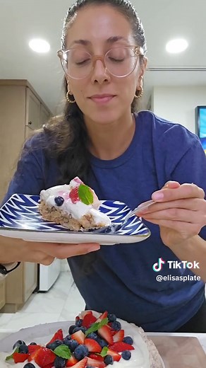 Mostachon de Frutos Rojos 🍓🫐 •INGREDIENTES: (Base) -5 Claras de Huevo. -1/2 T Azúcar blanca. -1 tsp Polvo para hornear. -1 tsp Extracto de Vainilla. -2 paquetes galletas ritz de 89gr c/u. -1 T Nuez Pecana tostada. •INGREDIENTES: (Crema). -2 barras de Queso crema. -1/2 lata de leche condensada. -1 tsp Extracto de Vainilla. -1/2 T yogurt griego sin endulzar. *Frutos rojos de topping y hojas de menta fresca para decorar. #ElisasPlate #Viernes #Friday #Friyay #Weekend #Finde #FindeSemana #Mostacho