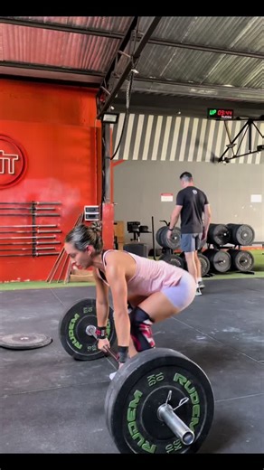 Mi primer complex de power clean hang clean split jerk con 55kg 🙂↕️🙂↕️ lo que importa es que subió!! Todo un logro para mí en estos meses 🔜🔜allá vamos 2025 Que chimbaaa 🎉🎊