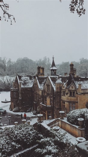 ’Twas the week before Christmas in the English countryside ✨ Hedges dusted with rare December snowfall, wellies waiting by the door, and the rumble of the festive Christmas tractor parade 🚜🎄. From festive wreaths hung on doors, evenings out with a glass of wine, watching Christmas films and the scent of chimney smoke in the air, it’s the season of simple joys and cherished traditions. Wishing you all a very happy, peaceful, and joy-filled Christmas week 🤍❄️ #christmas #merrychristmas #decembe