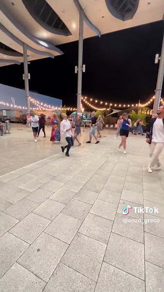 Verwirrender Cotton Eye Joe Flashmob Tanz