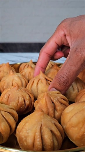 Sadik mullani | Chef on Instagram: "तळणी चे मोदक ( fried modak) Ingredients 👇 For modak dough 1. 1 cup whole wheat flour 2. 1 cup all purpose flour 3. Salt to teast 4. 1 pinch backing soda 5. 2tbsp hot ghee 6. Water For stuffing 1. 1tsp ghee 2. 2 cup greated fresh coconut 3. 1 cup jaggery 4. 1tsp cardamom powder 5. 1tbsp roasted poppy seeds #maharashtra #cooking #recipe #marathi #kolhapur #ichalkaranji"