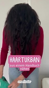 Ein #Haarturban ist die praktischere Lösung zum #Haaretrocknen als ein um den Kopf gewickeltes Handtuch, denn der Turban rutscht nicht herunter.✔️ Einfach das #Schnittmuster 2x auf ein altes #Handtuch übertragen, die Stoffstücke an der gewölbten Kante zusammennähen und am spitzen Ende ein Haargummi mit einnähen. Den Turban wenden und am runden Ende einen Knopf annähen – fertig. ⁠ ➡️ In unserem Blog findest du das Schnittmuster und die genaue Anleitungen für den Haarturban:⁠ https://www.smarticul