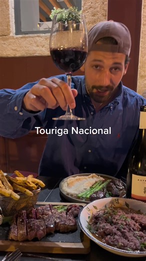 Mooie Touriga Nacional gedronken in Lissabon! Bijzondere wijn met een uniek karakter, zeker de moeite waard om een keer te proberen als je van zwaardere wijnen houdt met veel smaak!🍷 #wijncontent #wijn #sommelier #wijntips #fyp #touriganacional #lisbon