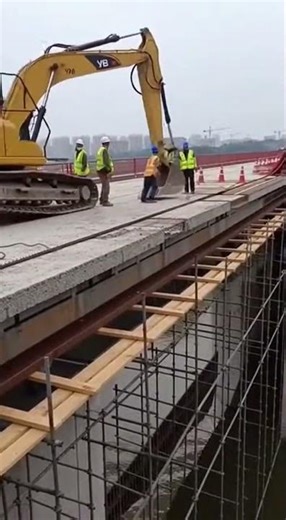 A Warning Shout Echoed—Seconds Before the Entire Structure Failed