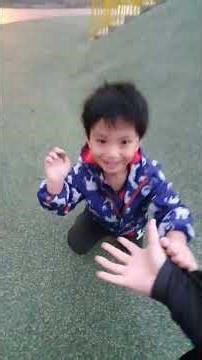 弟弟發現躺著用背溜滑梯超滑，會像火箭一樣飛出去｜咚3y11m15d